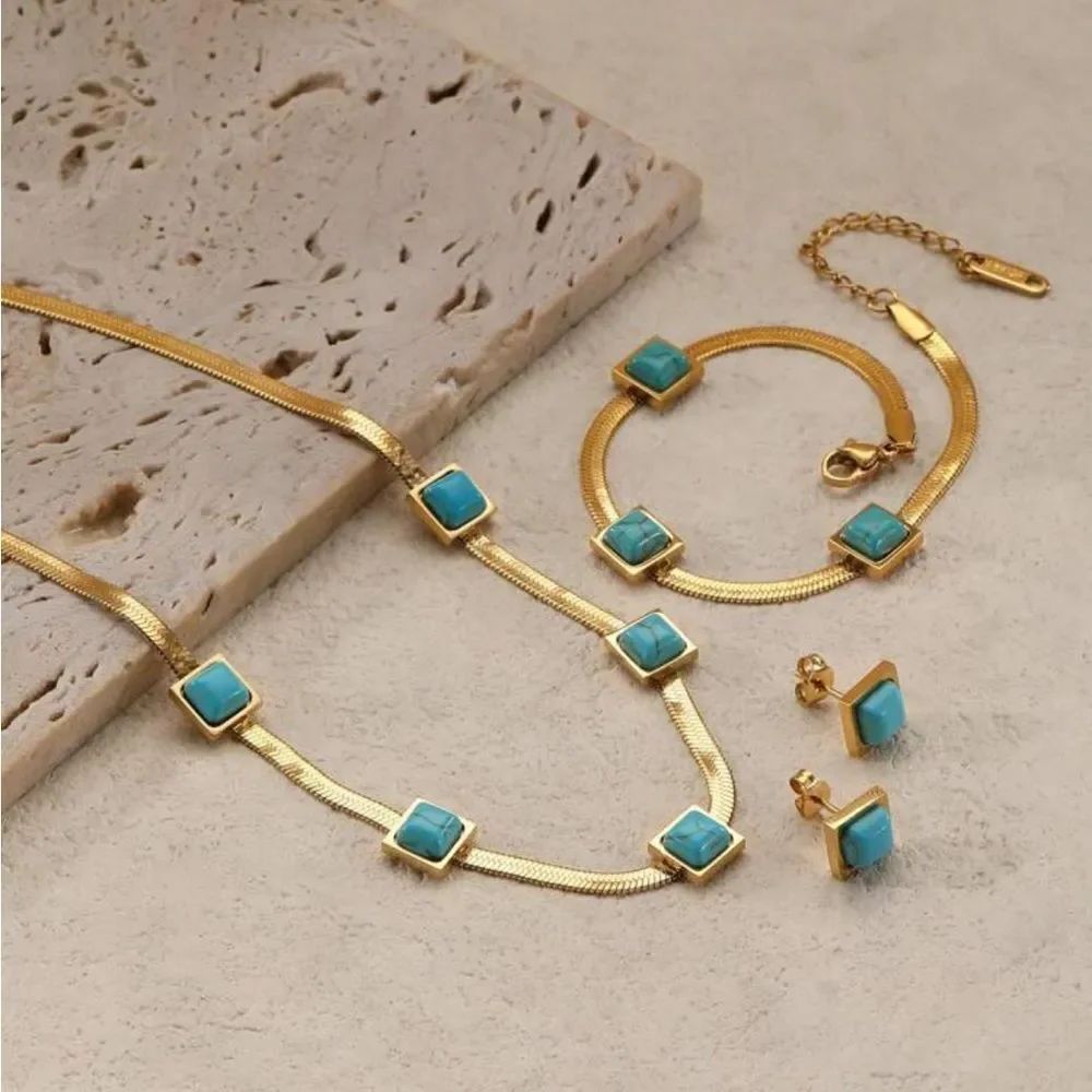 Chic Gold Bracelet blue stone A1613
